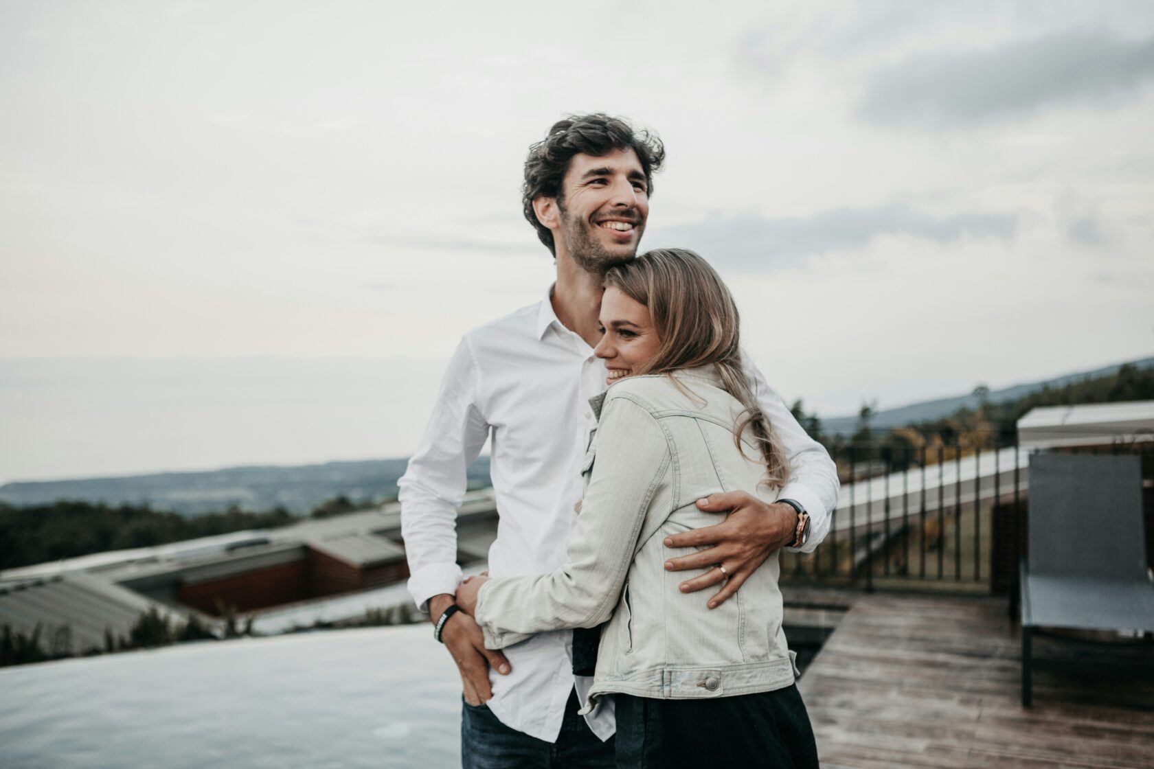 This image is of a happy couple - Adam Harris Psychology in Amsterdam offers couples therapy to help couples regain the happiness in the relationship